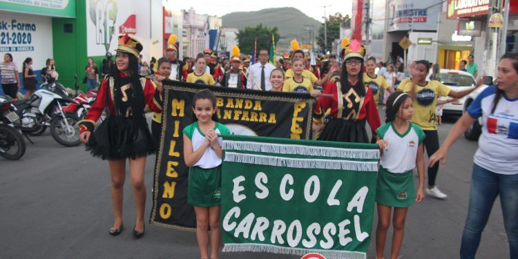 Desfile cívico da Escola Carrossel em Santana do Ipanema