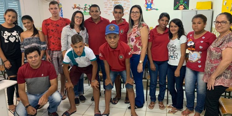 Empresário Josinaldo Soares realiza palestra sobre o jovem e o mercado de trabalho em escola da zona rural do município.