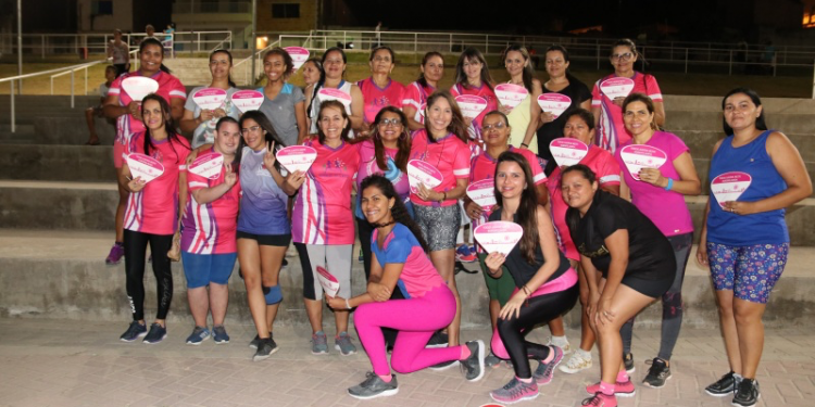 Palestra sobre prevenção e conscientização do câncer de mama.