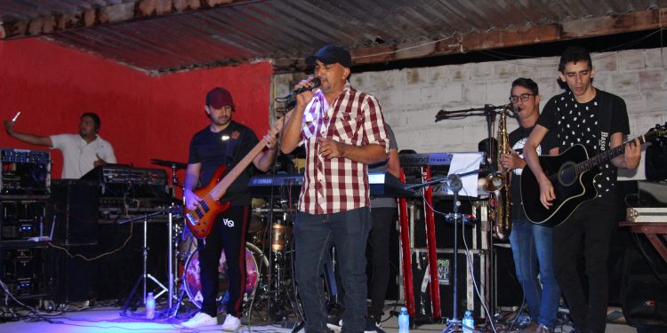 Val Teles e Banda Anjo Azul se apresentaram no Kbannas