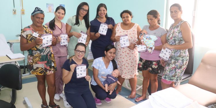 HOSPITAL REGIONAL DE SANTANA, ENSINA AS MÃES COMO SOCORRER SEUS BEBÊS EM POSSÍVEIS CASOS DE ENGASGO