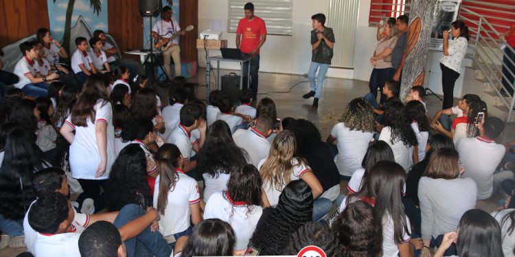 Colégio Divino Mestre realiza homenagem ao aluno Venícius Melo, alagoano classificado no The Voice Kids.