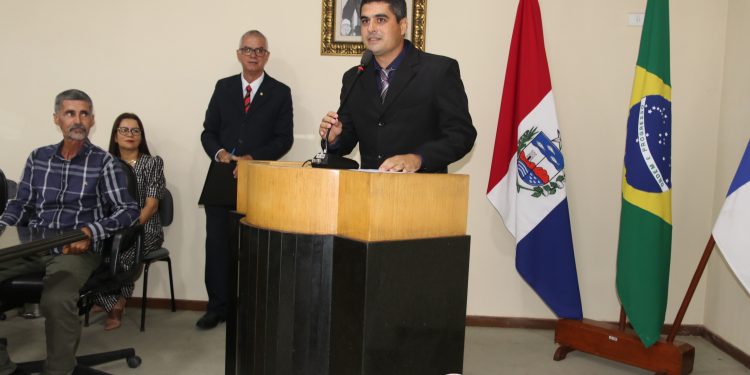 Diretor do IFAL Santana do Ipanema Gilberto Gouveia recebeu Título de Cidadão Honorário da cidade.