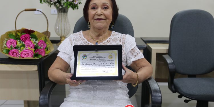 Januária Ferreira da Costa e Silva (Linda) recebeu Comenda Sinhá Rodrigues