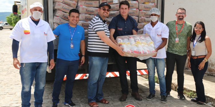Frango Favorito em parceria com o cantor Gusttavo Lima entregou duas toneladas de frango em Santana do Ipanema