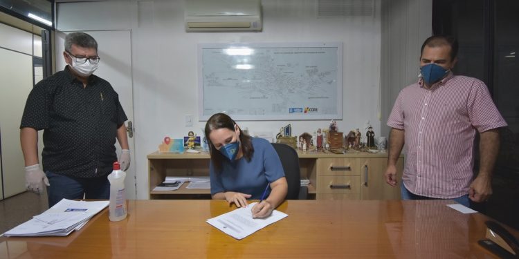 Christiane Bulhões assume interinamente a Prefeitura de Santana do Ipanema