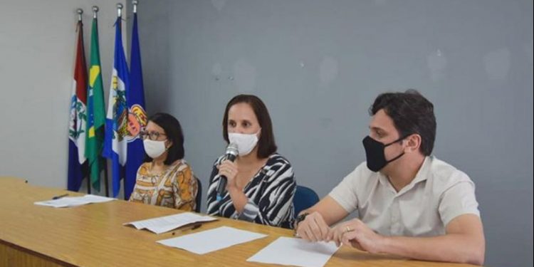 Prefeita Christiane Bulhões anuncia pagamento de 50% do 13º dos servidores e continuidade das ações de auxílio às famílias atingidas pelas enchentes