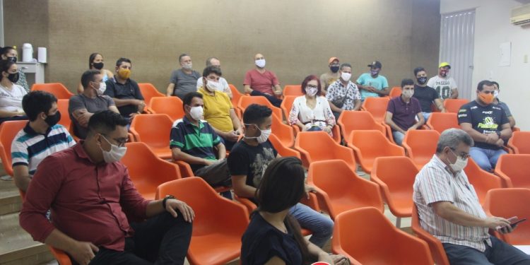 Setor de Alimentação fora do lar de Santana do Ipanema se reuniu com a prefeita Christiane Bulhões