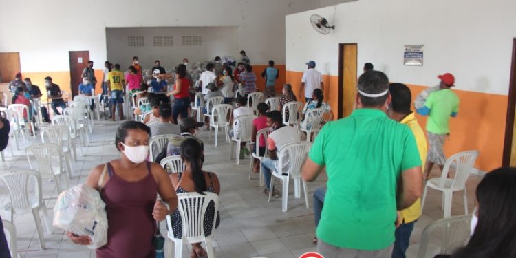 Cestas básicas são entregues na cidade de Olivença