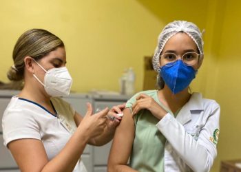 PROFISSIONAIS DO HOSPITAL DE SANTANA RECEBEM SEGUNDA DOSE DA VACINA CONTRA O COVID