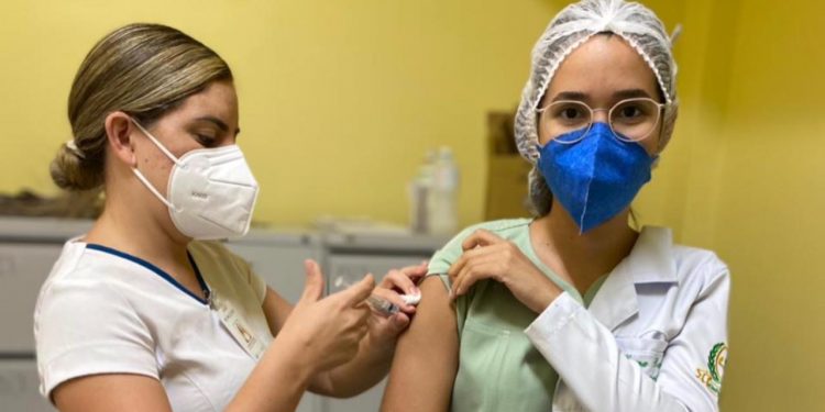 PROFISSIONAIS DO HOSPITAL DE SANTANA RECEBEM SEGUNDA DOSE DA VACINA CONTRA O COVID