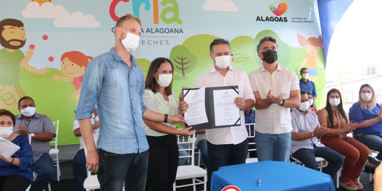 Governador Renan Filho assina ordem de serviço em Santana do Ipanema