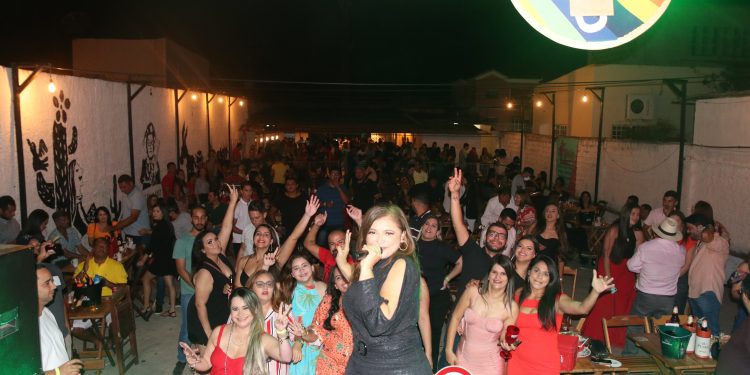 Kátia Cilene no Kbannas Show Bar em Santana do Ipanema