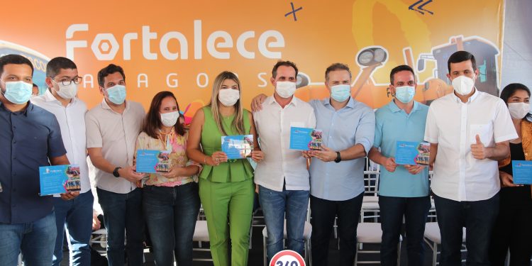 Entrega de equipamentos do Programa Fortalece Alagoas em Santana do Ipanema