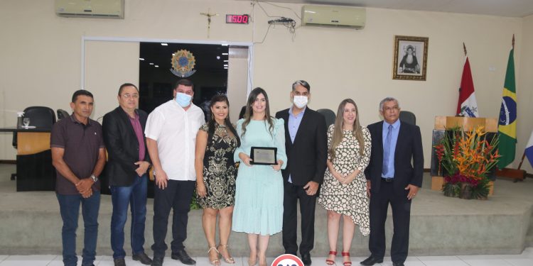 Enfermeira Fabiana Soares Xavier Cintra é agraciada com a Comenda Sinhá Rodrigues