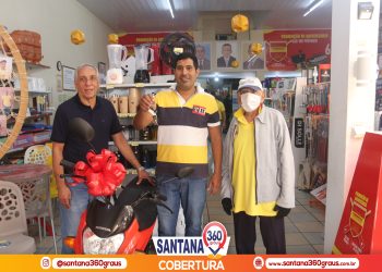 Entrega da 2ª moto pop 0 km do sorteio do aniversário de 100 anos da casa O Ferrageiro em Santana do Ipanema