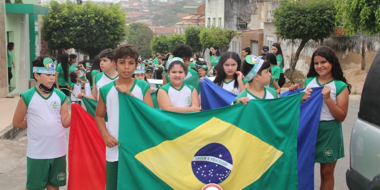 Desfile cívico de 7 de setembro da Escola Carrossel em Santana do Ipanema-AL
