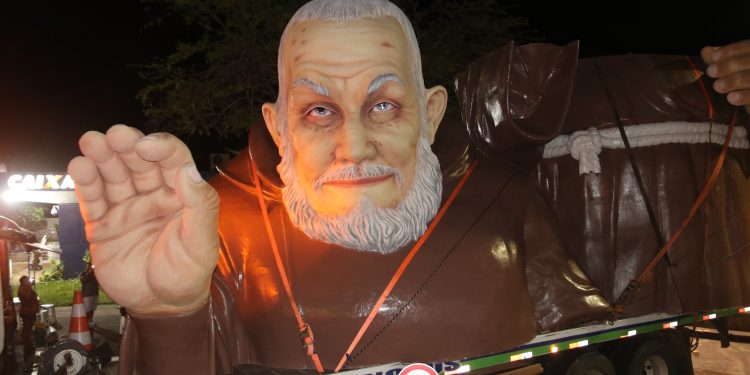 Romaria com estátua gigante de Frei Damião