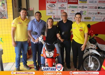 Entrega da 3ª moto pop 0 km do sorteio do aniversário de 100 anos da casa O Ferrageiro em Santana do Ipanema