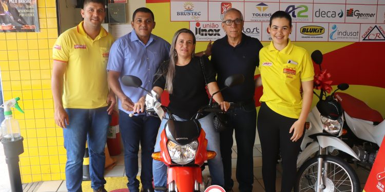 Entrega da 3ª moto pop 0 km do sorteio do aniversário de 100 anos da casa O Ferrageiro em Santana do Ipanema