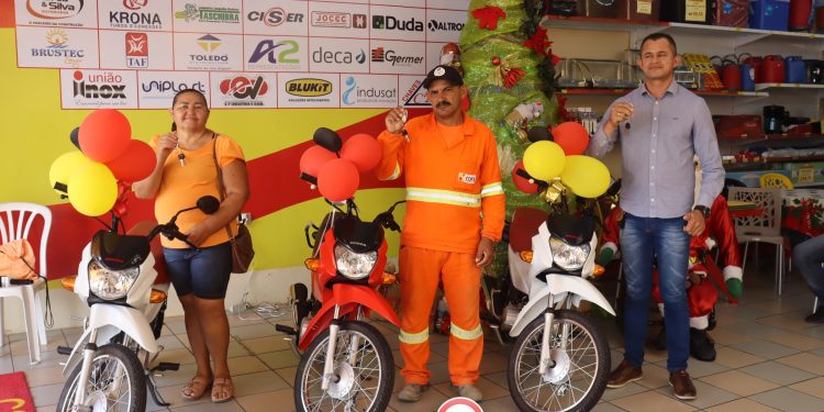 Entrega das 3 motos pop 0 km do sorteio do aniversário de 100 anos da casa O Ferrageiro em Santana do Ipanema