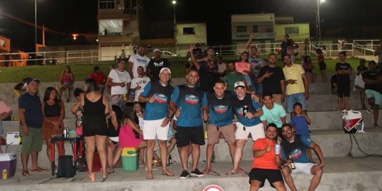 Encontro de carros antigos e rebaixados