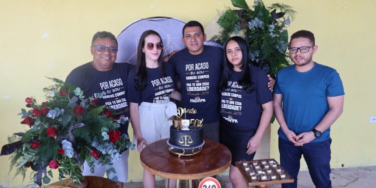 Alunos de Direito da FASVIPA celebram 50% da graduação em encontro especial